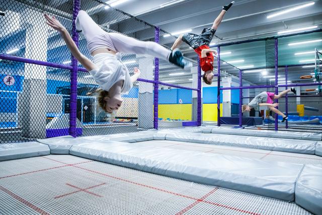Einen Ausflug in die Trampolinwelt wünschten sich Schüler der NMS Singrienergasse. | Foto: MAXX Business Group/Lukas Dostal