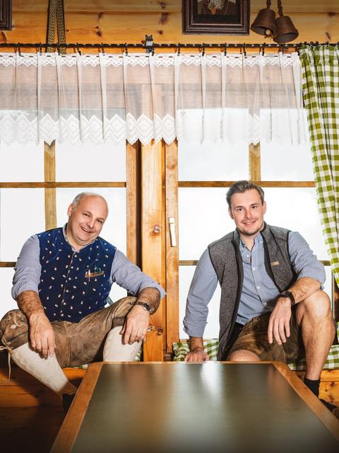 Franz Deixelberger (links) bewirtet die Gäste nun auch im Sommer auf der Schwarzkogelhütte. Sein Sohn Martin (rechts) kocht währenddessen in Gräbern auf.  | Foto: Deixelberger