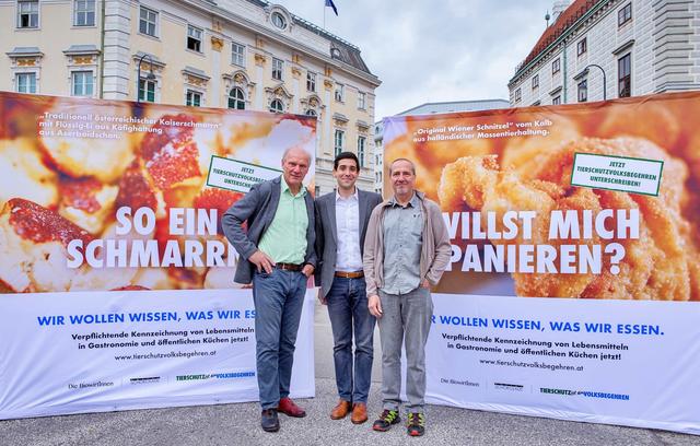 Josef Zotter (l.) ist einer der Unterstützer des Tierschutzvolksbegehrens, hier mit Initiator Sebastian Bohrn Mena (Mitte)