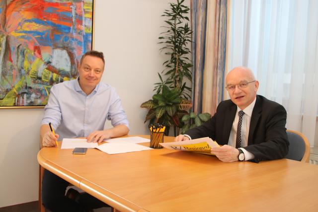 Adi Feichtinger (l.) und Hannes Rauscher: „Ganz einfach kontaktlos bezahlen: mit der Bankomatkarte der Raiffeisenbank!“