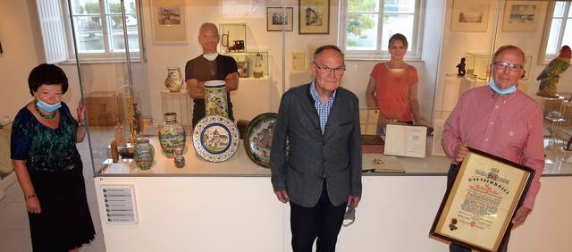 Das Team des Kammerhof Museums Gmunden im Schausaal „Private Schätze“. Ingrid Spitzbart (ehrenamtliche Archivarin), Hans Weidinger (Leiter, hinter Vitrine), Alfred Zinhobl (ehrenamtlicher Kurator „Klo &amp; So“), Zorica Lubascic (Haustechnik und Kassa, hinter Vitrine) und August Mayer (Obmann Musealverein); (v.l.n.r.).  | Foto: Stadtgemeinde Gmunden  