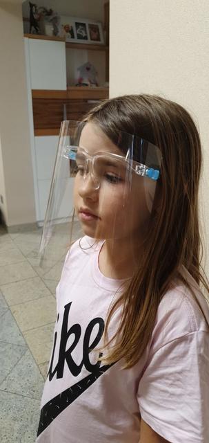 Lorena mit dem Plexiglas-Schutzschild