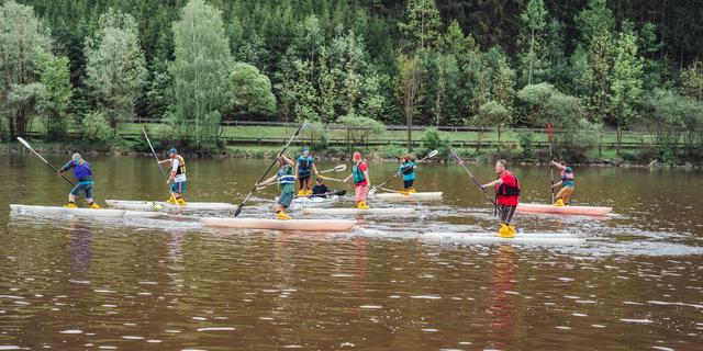 Die Wassersportler des ASK Raiffeisen Trofaiach halten weiterhin höchst aktiv die Skijak-Tradition hoch und genossen das Anpaddeln am Trabochersee  | Foto: Verena &amp; Alex Koch