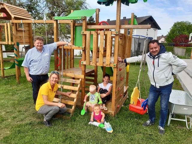 Bei der heurigen Sandkistenaktion des Öaab in Naarn erhielt das Team Unterstützung von Bgm. Martin Gaisberger und LAbg. Bgm. Toni Froschauer. | Foto: Öaab Naarn