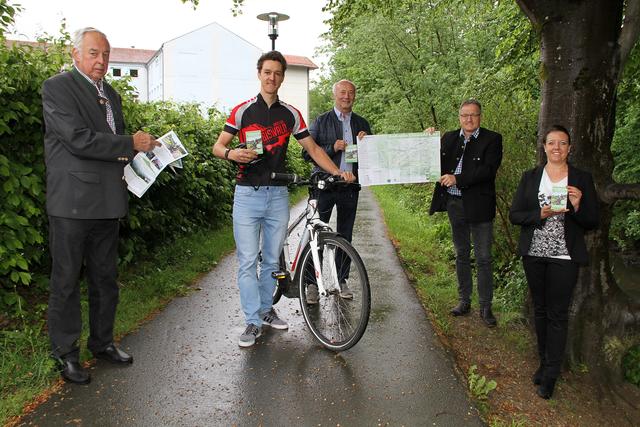 Die neue Karte beinhaltet die wichtigsten Touren im grenzenlosen Mountainbike-Paradies. Geschäftsführerin Nora Ruhri, Vorsitzender Bürgermeister Josef Waltl, Finanzreferent Alfred Rauch (v. r.) und Vorsitzender-Stv. Gerhard Weißensteiner (l.) vom Tourismusverband Schilcherland Eibiswald-Wies präsentieren mit Radsport-Profi David Schöggl den Touren-Leitfaden für noch mehr Radgenuss in der Region.  | Foto: Josef Fürbass