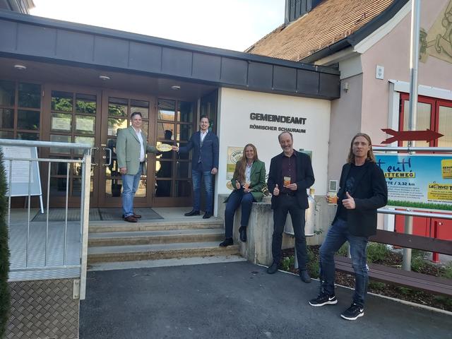 Bgm. Martin Pircher, LAbg. Bernhard Heinreichsberger, VzBgm. Barbara Prewein, GGR Manfred Niedl und Umwelt-GR Stephan Ruetz bei der Überreichung der Plakette.