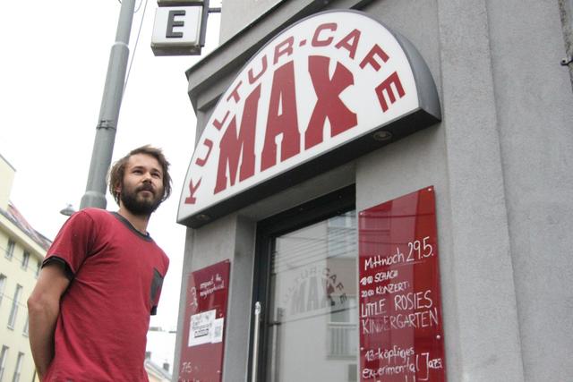 Matthias Schinnerl vor dem Vereinslokal, dem Kulturcafé Max: "Wir bauen in den alten Gemäuern einen Spielplatz für Kunst und Kultur." | Foto: mjp
