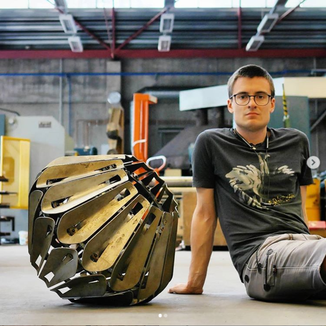 Postlmayr neben seinem kürzlich fertiggestellten Projekt für das Studium Metal Art in Göteborg, Schweden.
