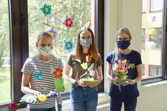 Bunte Basteleien der Schüler lassen das Schulgebäude nun erstrahlen.  | Foto: Privat