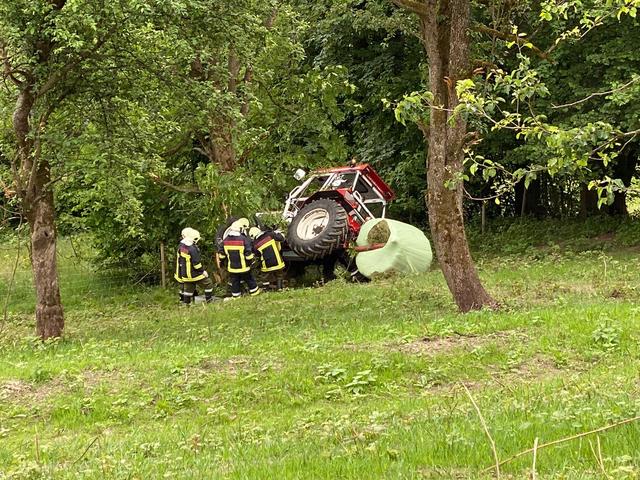 Die Freiwillige Feuerwehr Angerberg war neben dem Rettungsdienst und der Polizei Wörgl mit
25 Mann ausgerückt und sicherte das abgestürzte Fahrzeug. | Foto: ZOOM.Tirol