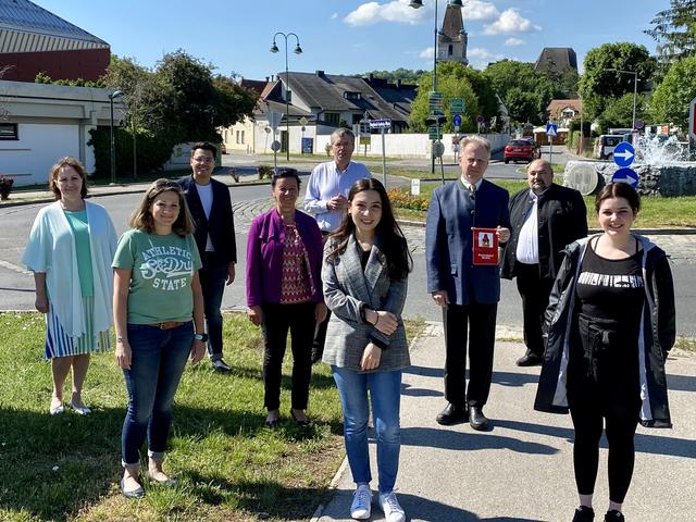 Die Gesichter der verschiedenen Perchtoldsdorfer Hilfsinitiativen in der Coronakrise: (von links nach rechts ): Gabriele Kluger (Obfrau PPZ), Familien- und Sozialreferentin GfGRin Daniela Rambossek, Anil Rai (Perchtoldsdorfer Helferline), Marion Schuster (Koordinatorin Helferline und GIVE BOX), Bürgermeister Martin Schuster (Gesamtkoordination), Ani Janyan (MOJA, Sozialarbeiterin), GR aD Robert Koch (Lions Club Perchtoldsdorf), GR Werner Pannagl (Hilfsservice Perchtoldsdorf) und Clara Novak (MOJA, Sozialarbeiterin). | Foto: Heider, MGP