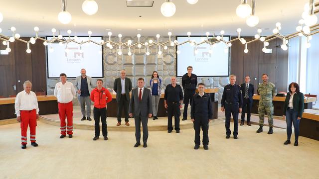 Erfahrungsaustausch: Franz Valland (Bezirksstellenleiter des Roten Kreuzes), Josef Himsl (Bezirksgeschäftsführer des Roten Kreuzes), Einsatzkoordinator Alexander Debeletz, Einsatzleiter Felix Zechling (Bergrettung Leoben), Gerhard Lukasiewicz (Pressechef der Stadt Leoben), Bürgermeister Kurt Wallner, Doris Stütz (Leiterin Büro des Bürgermeisters), Werner Schmidt (Kommandant der Betriebsfeuerwehr voestalpine Donawitz), René Bittner (Kommandant FF Leoben-Göß), Gerhard Wurzer (Kommandant FF Leoben-Stadt), Oberst Karl Holzer (Stadt- und Bezirkspolizeikommando Leoben), Willibald Baumgartner (Leiter der Stabsarbeit), Major Manfred Leitner (Österreichisches Bundesheer, Jägerbataillon 18) und Sanitätsjuristin Andrea Rieser (Bezirkshauptmannschaft Leoben) (v.l.). | Foto: Foto Freisinger