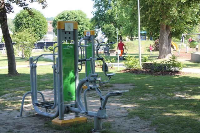 Blick auf die Trainingsgeräte im Schwertberger Park.