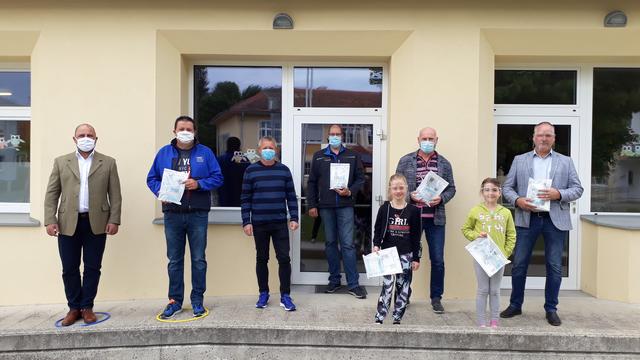 Die Übergabe der neuen Schutzschilder für die Volksschüler erfolgte am 22. Mai.