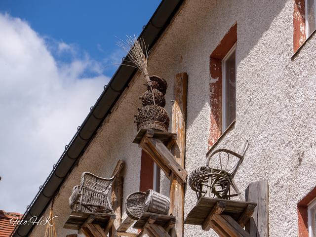 Die Fassade der Korbmanufaktur ist originell gestaltet