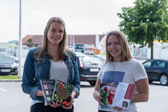 Verena Birklbauer und Laura Feldler (v.l.) präsentieren ihre Rezeptbroschüre als Praxisteil ihrer Diplomarbeit.