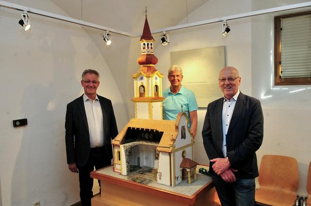 Bgm. Erich Ruetz, Reinhard Schretter und Anton Pertl vor dem Modell der alten Pfarrkirche. | Foto: Hassl