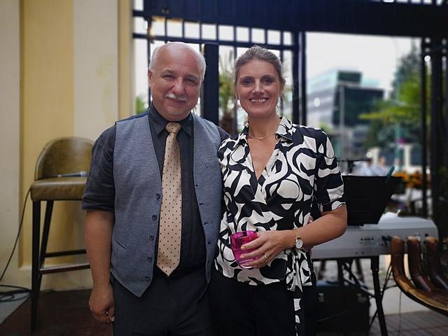 Charmant-sympathisches Künstlerduo: Béla Fischer (Klavier) und Susanne Marik (Gesang) präsentierten ein stimmungsvolles Potpourri aus der Welt des Wienerlieds