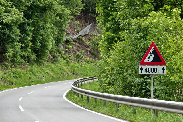 Steinschlag auf der B210 bei Sattelbach. Der neue Schutz hielt einem abgehenden Felsbrocken nicht stand.