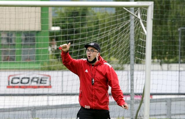 Daumen hoch - und hoch motiviert in eine neue Saison. SV Wörgl Trainer Denis Husic.