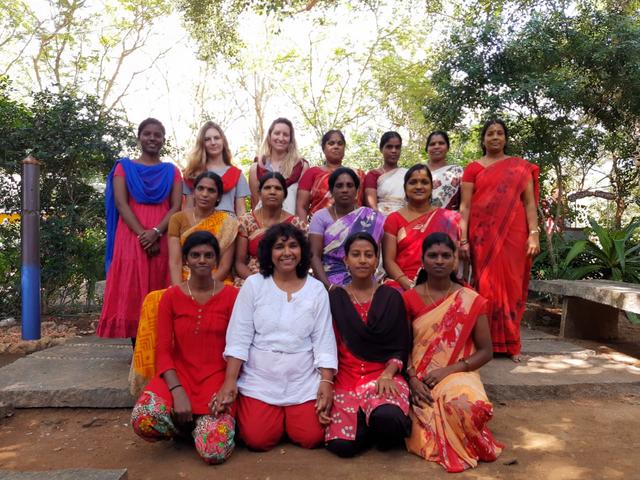 Bei ihrem Auslandsdienst lernte Clara Giendl (2.v.l., hinten) viel Neues über die indische Kultur und sich selbst.  | Foto: Österreichischer Auslandsdienst