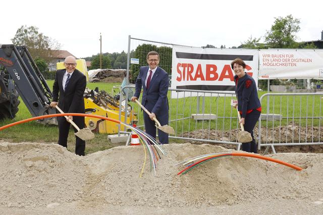 Weiterer wichtiger Schritt für Glasfaserausbau im Innviertel – Spatenstich in Tarsdorf mit Martin Wachutka, Wirtschafts-Landesrat Markus Achleitner und Bürgermeisterin Andrea Holzner.