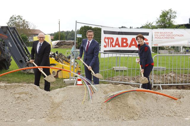 Weiterer wichtiger Schritt für Glasfaserausbau im Innviertel – Spatenstich in Tarsdorf mit Martin Wachutka, Wirtschafts-Landesrat Markus Achleitner und Bürgermeisterin Andrea Holzner.

  | Foto: Land OÖ