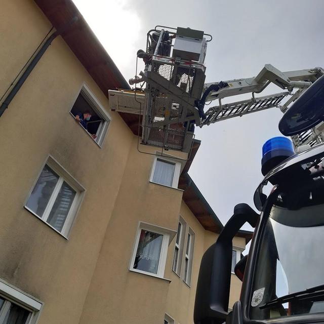 Spektakulärer Einsatz in einem Mehrparteienhaus in Freistadt. | Foto: Feuerwehr Freistadt