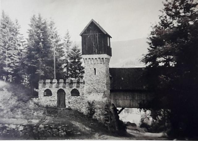 so sah der inzwischen verfallene Turm mit dem Übergang zur Kapelle aus | Foto: Privatbesitz 