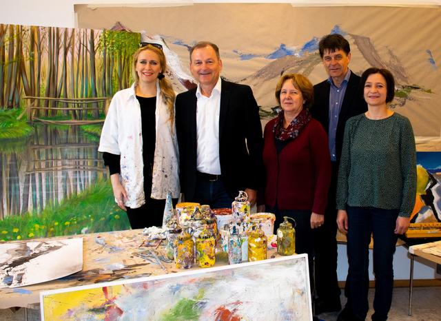 Aus dem Vorjahr: Die künstlerische Leiterin Tamara Vogrin-Tara und die Veranstalter der Bezirkshauptmannschaft, bestehend aus Alexander Majcan und Rosa Marko, Günther Zweidick, Johanna Lamprecht (v.l.).  | Foto: Malerwoche