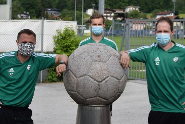 Trainer Paul Schneeberger (links), Nico Jamnig und SV Kirchbichl Kapitän Stefan Heim.