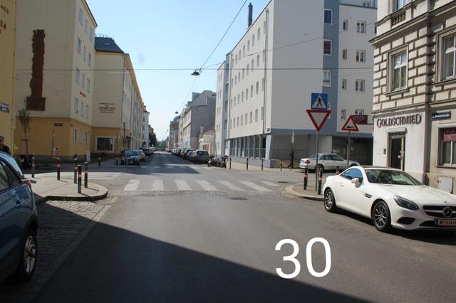 "30er-Piktogramme" und rot umrandete Schutzwege gewähren einen sicheren Schulweg. | Foto: BV11