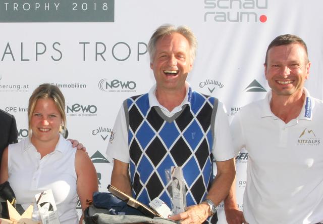 Bruttosiegerin Simone Scherjau und Peter Wöll mit Turnierdirektor Christian Küchl.