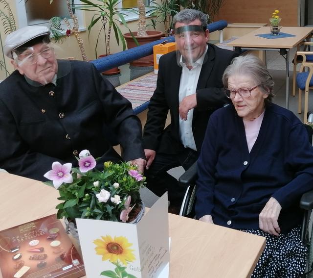 Bruder Sepp Keplinger, Neffe Josef Keplinger mit der Jubilarin Maria Keplinger. Sie feierte am 14. Mai 2020 ihren 102. Geburtstag!
Fotonachweis: Ursula und Josef Keplinger, privat