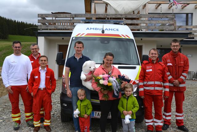 Foto v.l.n.r.: Dr. Kößlbacher, Manfred Goritschnig, Dr. Baradaran, Familie Wenger, Mario Pagitsch, Maximilian Pertl