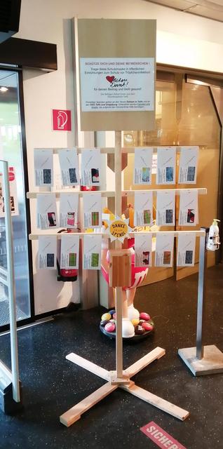 Der Maskenbaum beim MPreis im Obermarkt ist der erste seiner Art, weitere solle folgen.