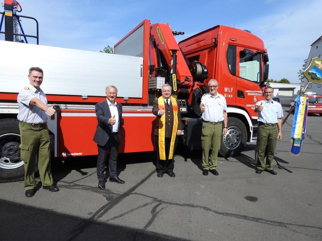 Bereichskommandant Johannes Matzhold, Bürgermeister Josef Ober, Pfarrer Friedrich Weingartmann, Kommandant-Stellvertreter Luigi Pisano und Kommandant Peter Baptist (v.l.) bei der Fahrzeugweihe. | Foto: FF Feldbach