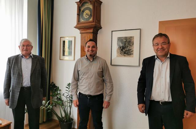 Bürgermeisterwahl in Altschwendt. In der Bezirkshauptmannschaft Schärding nahm Bezirkshauptmann Rudolf Greiner (r.) am 25. Mai das Gelöbnis von Roland Mayrhofer (Mitte) ab. Mit dabei auch Ex-Bürgermeister Josef Söberl (l.). | Foto: SPÖ