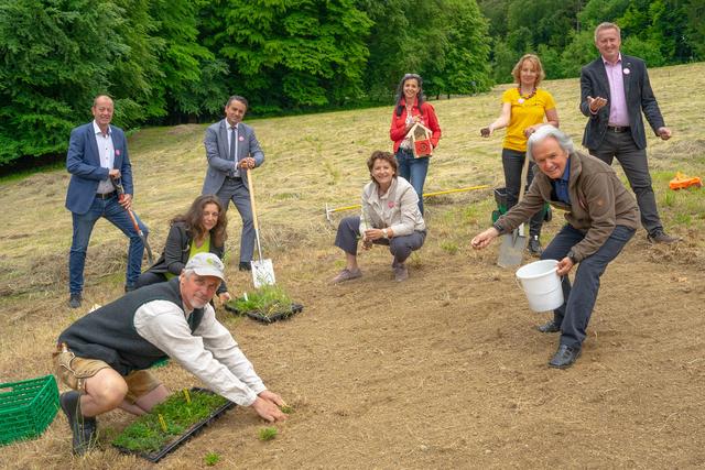 Markus Ehrenpaar (Geschäftsführer Naturschutzbund, vorne), Bürgermeister Robert Schmierdorfer (Albersdorf-Prebuch), Romana Ull (Vizepräsidentin Naturschutzbund), Franz Zenz (Leitung Fachabteilung 16), Landesrätin Ursula Lackner, Monika Lammer (Regionalleitung Straßenerhaltungsdienst), Christine Podlipnig (Projektkoordiniatorin Naturschutzbund), Johannes Gepp (Präsident Naturschutzbund), Vizebürgermeister Thomas Reiter (Gleisdorf) (v.l.).