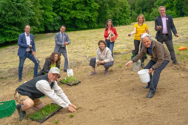 Markus Ehrenpaar (Geschäftsführer Naturschutzbund, vorne), Bürgermeister Robert Schmierdorfer (Albersdorf-Prebuch), Romana Ull (Vizepräsidentin Naturschutzbund), Franz Zenz (Leitung Fachabteilung 16), Landesrätin Ursula Lackner, Monika Lammer (Regionalleitung Straßenerhaltungsdienst), Christine Podlipnig (Projektkoordiniatorin Naturschutzbund), Johannes Gepp (Präsident Naturschutzbund), Vizebürgermeister Thomas Reiter (Gleisdorf) (v.l.). | Foto: Land Steiermark/Purgstaller