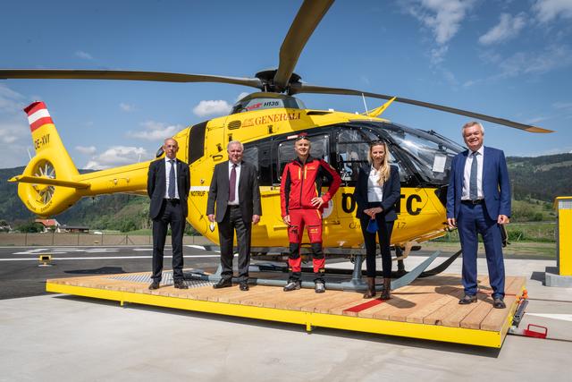 Präsentation des neuen Notarzthubschraubers: Öamtc_Präsident Michael Lucchesi-Palli, LH Hermann Schützenhöfer, Pilot Peter Fleischhacker, Gesundheitslandesrätin Juliane Bogner-Strauß, LH-Stv. Anton Lang (v. l.)