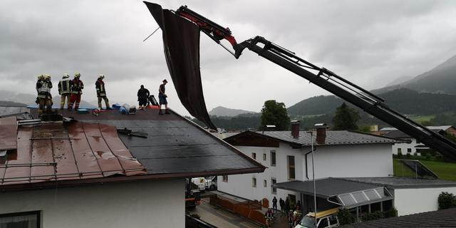 In Ebbs musste die Feuerwehr ausrücken, nachdem der Sturm dort ein Hausdach abgedeckt hatte.