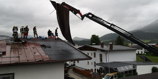 In Ebbs musste die Feuerwehr ausrücken, nachdem der Sturm dort ein Hausdach abgedeckt hatte.  | Foto: ZOOM.Tirol