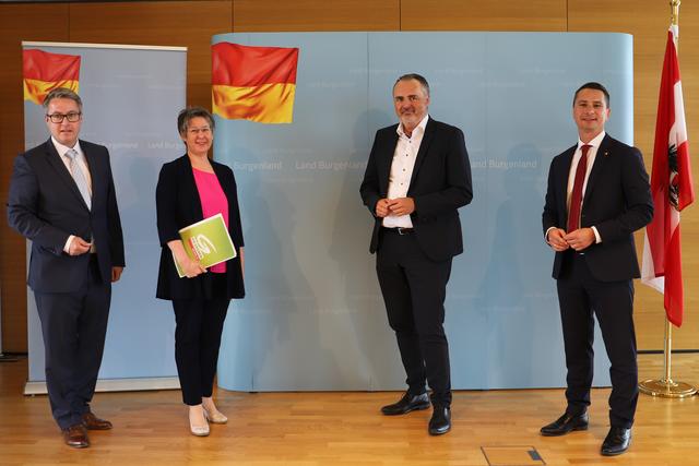 Zufriedene Gesichter bei der gemeinsamen Pressekonferenz: ÖVP-Klubobmann Markus Ulram, Grünen-Landessprecherin Regina Petrik, LH Hans Peter Doskozil und SPÖ-Klubobmann Robert Hergovich | Foto: LMS