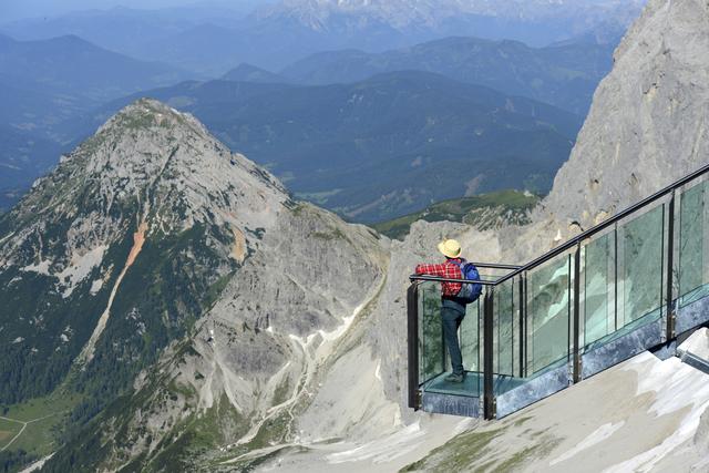 Nur für Schwindelfreie: der Skywalk auf dem Dachstein, eines der beliebtesten Ausflugsziele der Steiermark