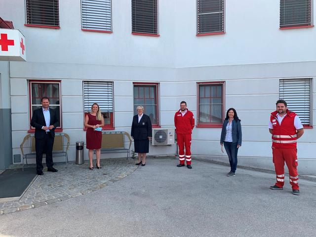 Beim Besuch der ÖVP-Vertreter wird auf den coronabedingten Abstand zueinander geachtet: Christian Sagartz, Julia Wagentristl, Helga Ludwig, Christoph Frimmel, Melanie Eckhardt, Michael Huber | Foto: ÖVP MA