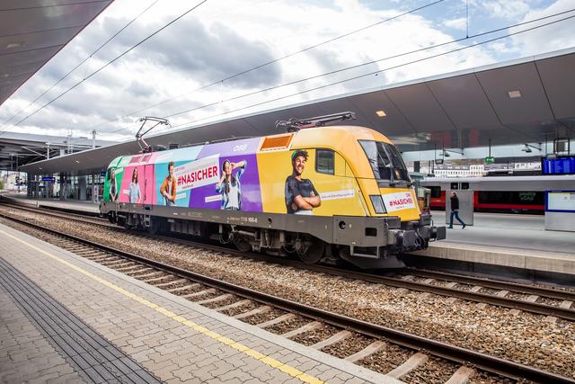 Die "Nasicher-Lok" mit gleichnamigen Sujet.   | Foto: ÖBB