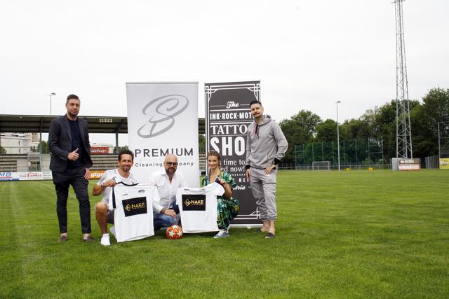 ASK sagt Danke: Markus Winklhammer (PSG-Premium Services Geschäftsführer), Elvis Nake (Inhaber und Geschäftsführer der Firma Nake-Immobilienbetreuung), Sportdirektor Matthias Dollinger und Benny van de Rutter (Tattoo-Artist)  | Foto: Strutzmann