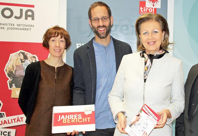 (von li.): Martina Steiner und Lukas Trentini (Geschäftsführungsteam der Plattform Offene Jugendarbeit Tirol - POJAT) mit Jugendlandesrätin Patrizia Zoller-Frischauf.