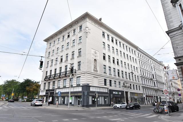 Die Eigentümer des "Hosenträgerhauses" fürchten um ihre Fassade und haben wegen Gefahr einen Baustopp gefordert.